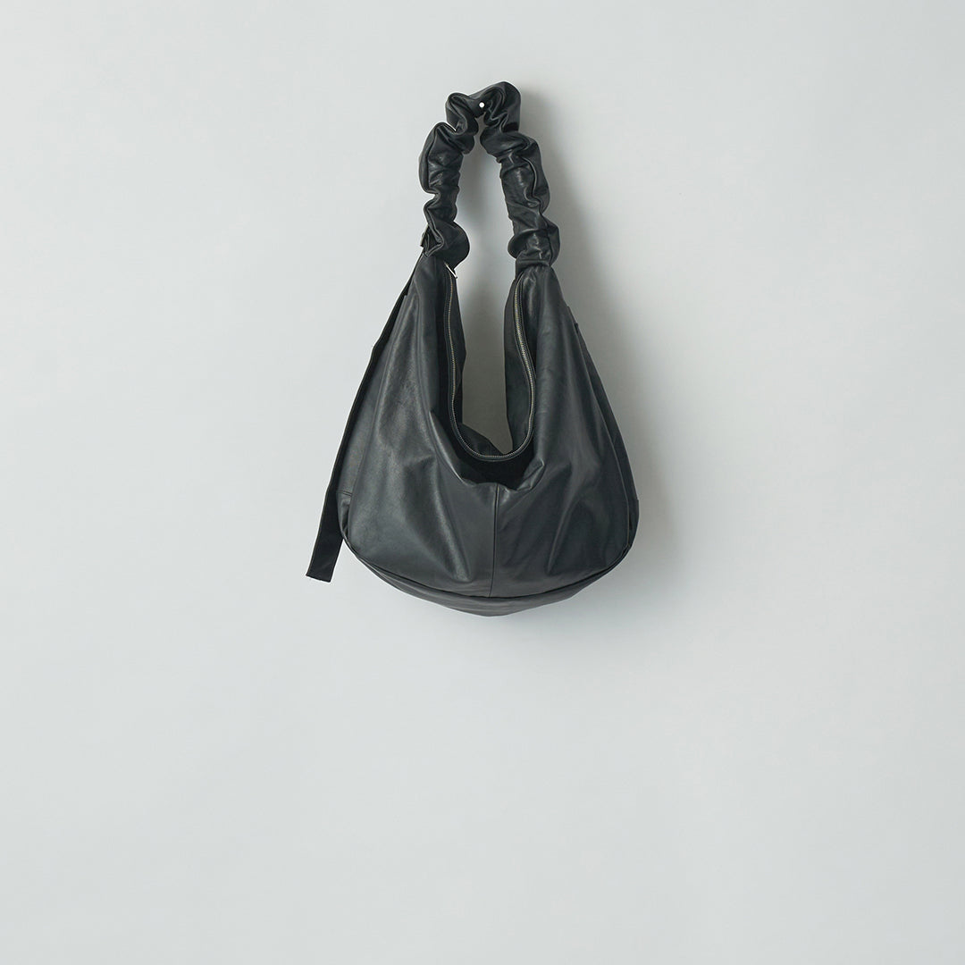 SHIRRING HANDLE LEATHER SHOULDER BAG