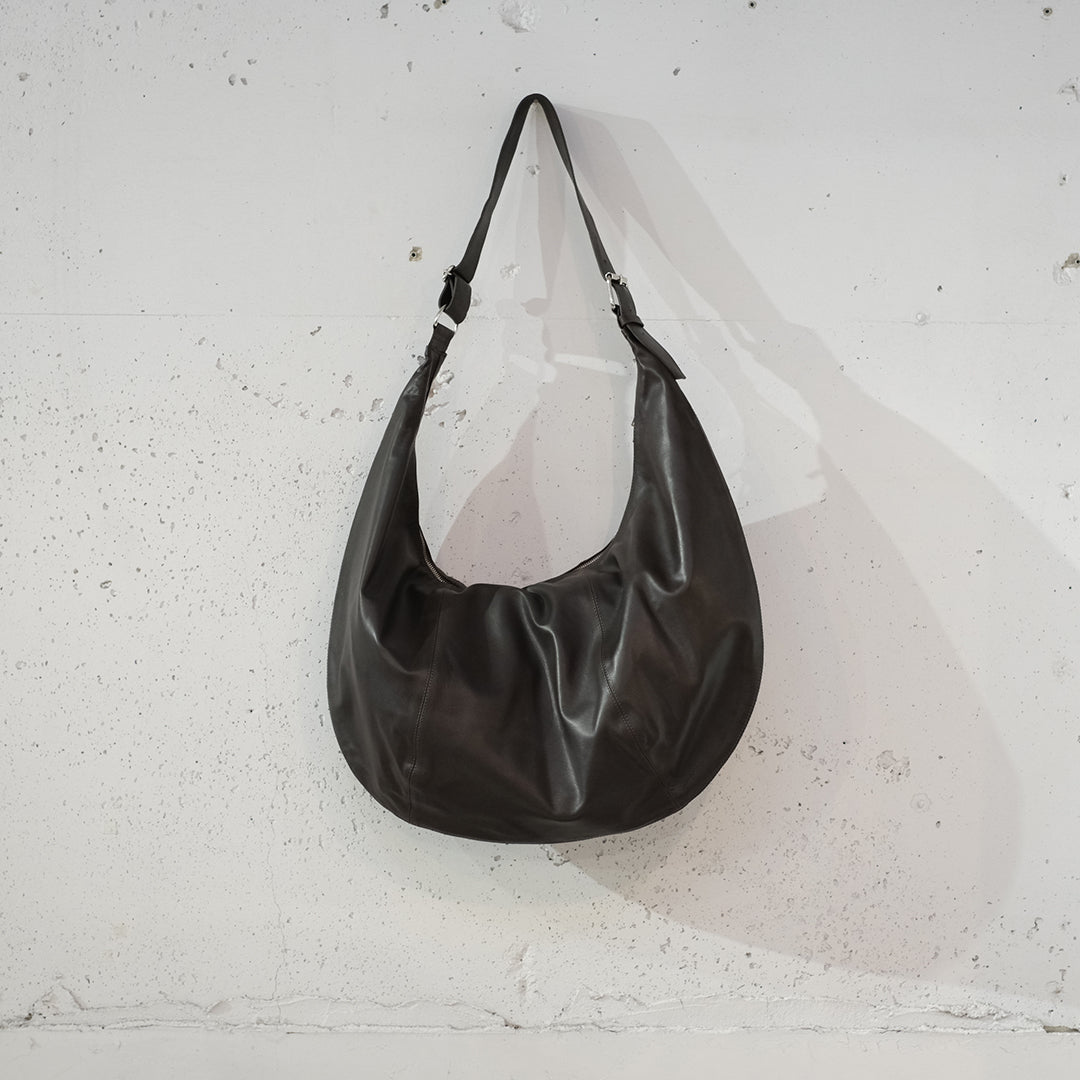 YOKE (ヨーク) 26SS - CARF LEATHER CIRCLE BAG | Harmonia公式通販サイト