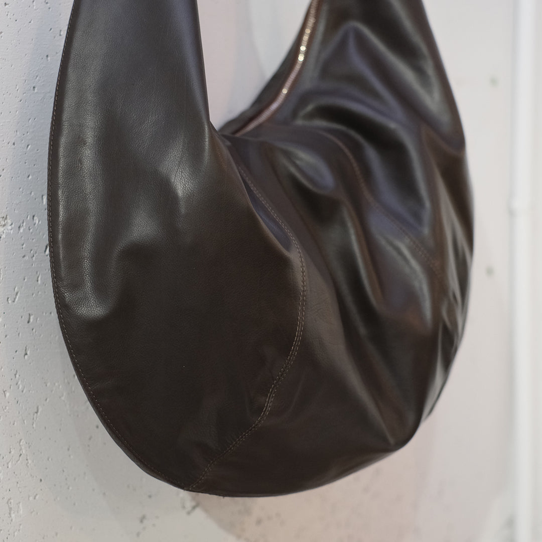 YOKE (ヨーク) 26SS - CARF LEATHER CIRCLE BAG | Harmonia公式通販サイト